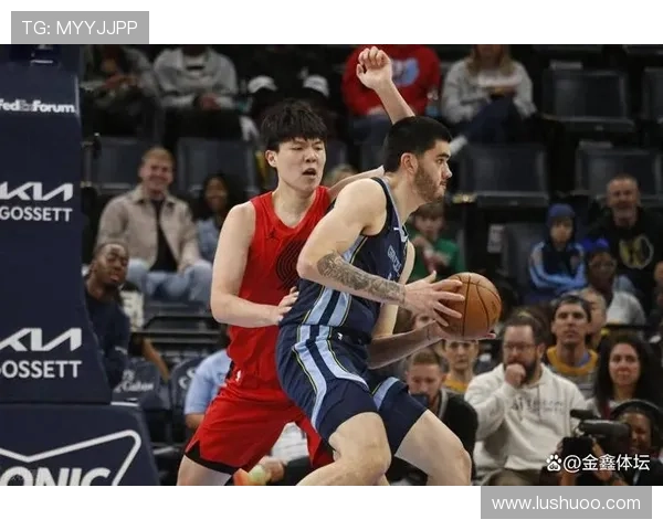 开拓者前线记者小傅期待小杨在篮球场上展现真实自我的那一天